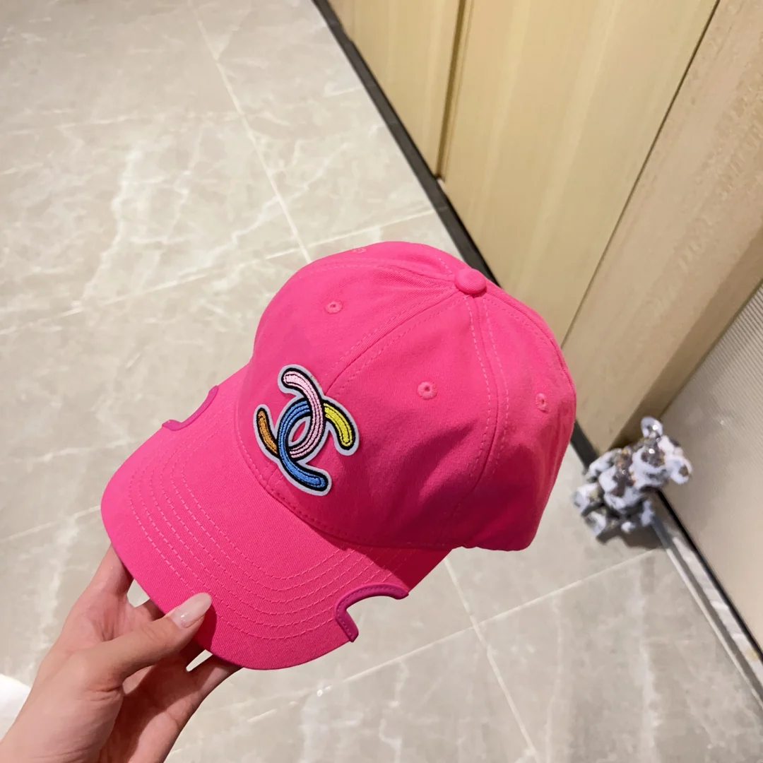 Новинка сезона весна/лето 2023 от Chanel - Бейсболка с неровным козырьком - Розовая