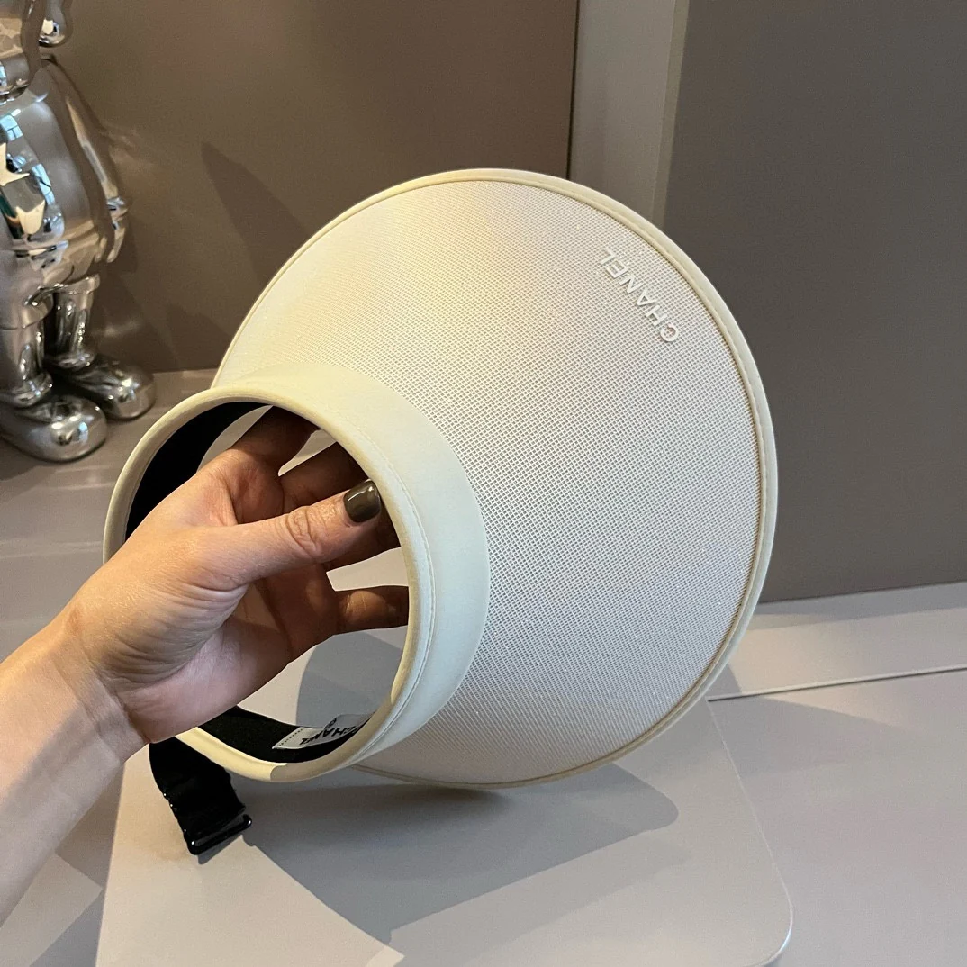 Минималистичная солнцезащитная шляпа Chanel с простыми буквами - белая.