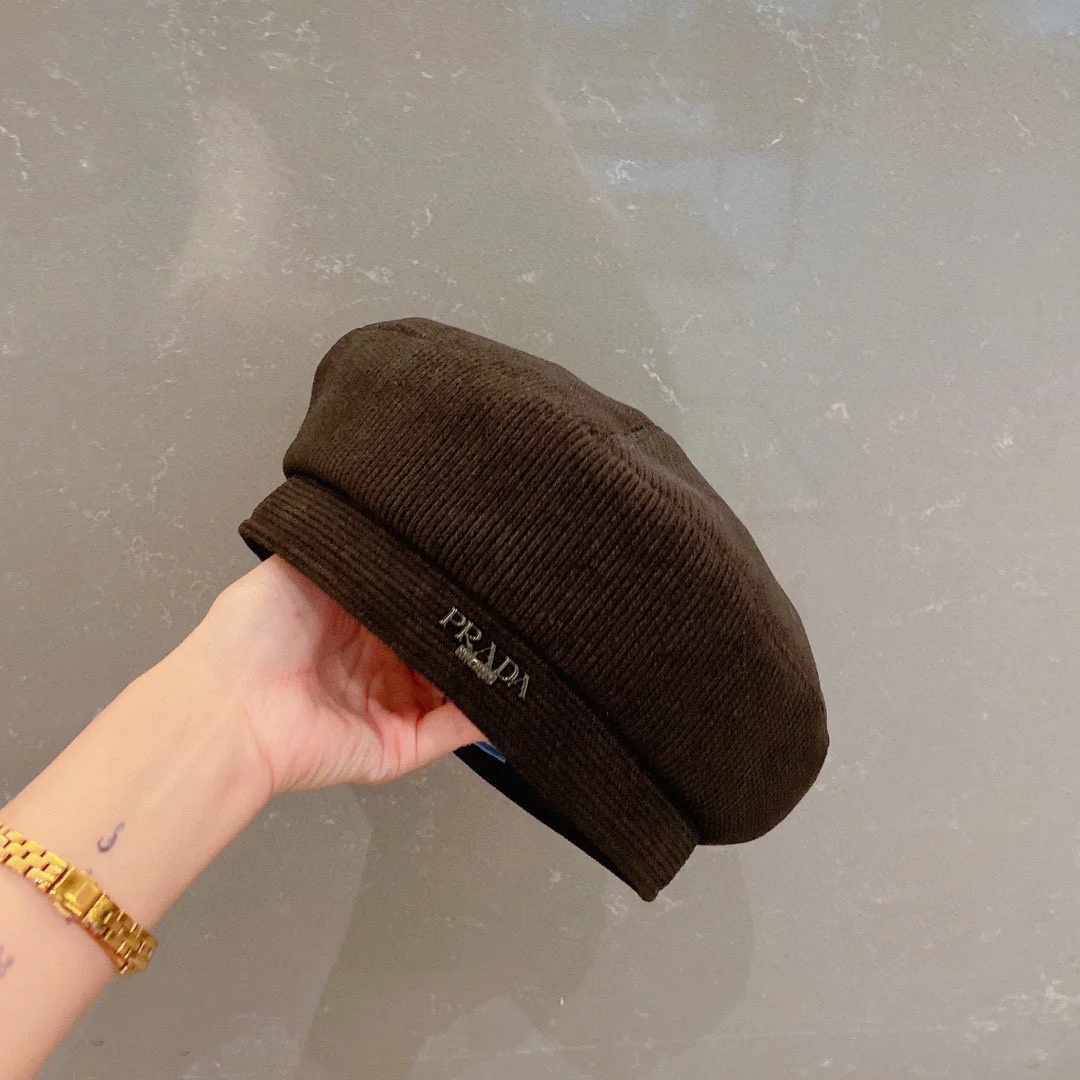 Вельветовый берет Prada - черный