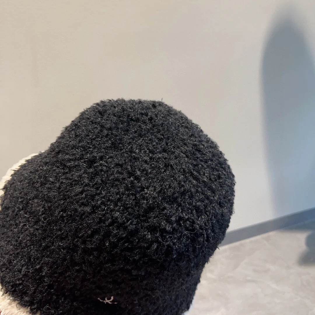 Новая модель меховой рыбацкой шляпы Chanel из осенне-зимней коллекции - черная.