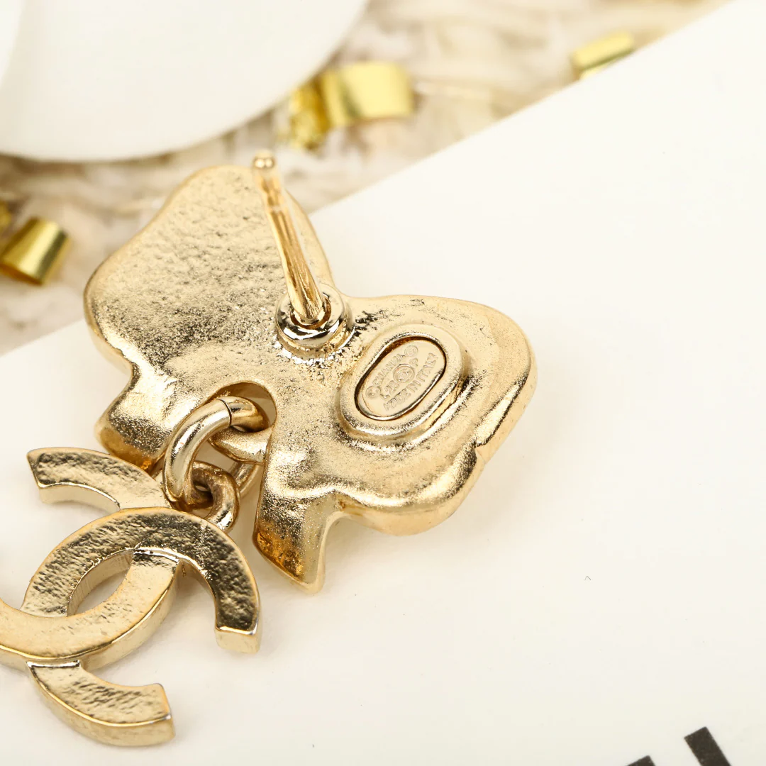 Chanel - Серьги с подвеской-бабочкой и двойной буквой С, 25 пенсов