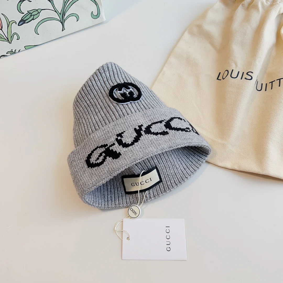 Шапка Gucci с вышитой буквой - серая