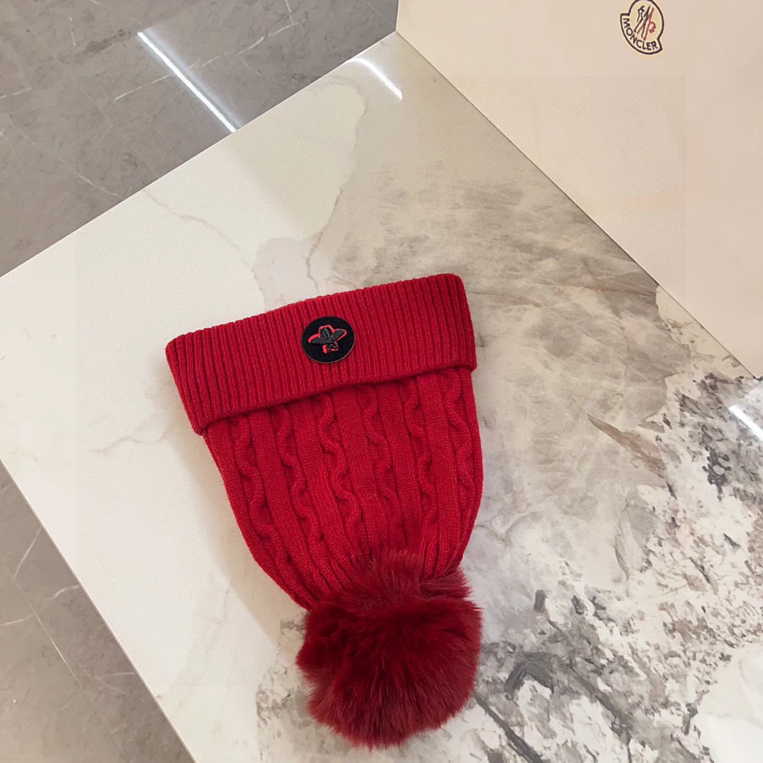 Вязаная шапка Gucci с косами - красная