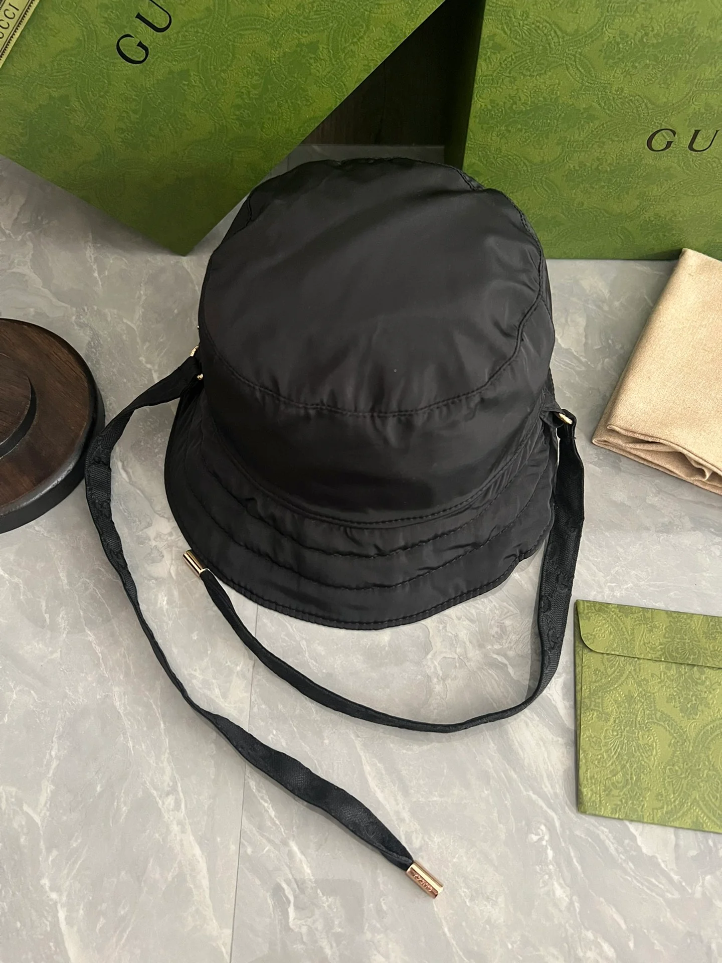 Gucci - Официальный сайт. Нейлоновая ретро-панама с двойной буквой G в том же стиле - xo-nk4