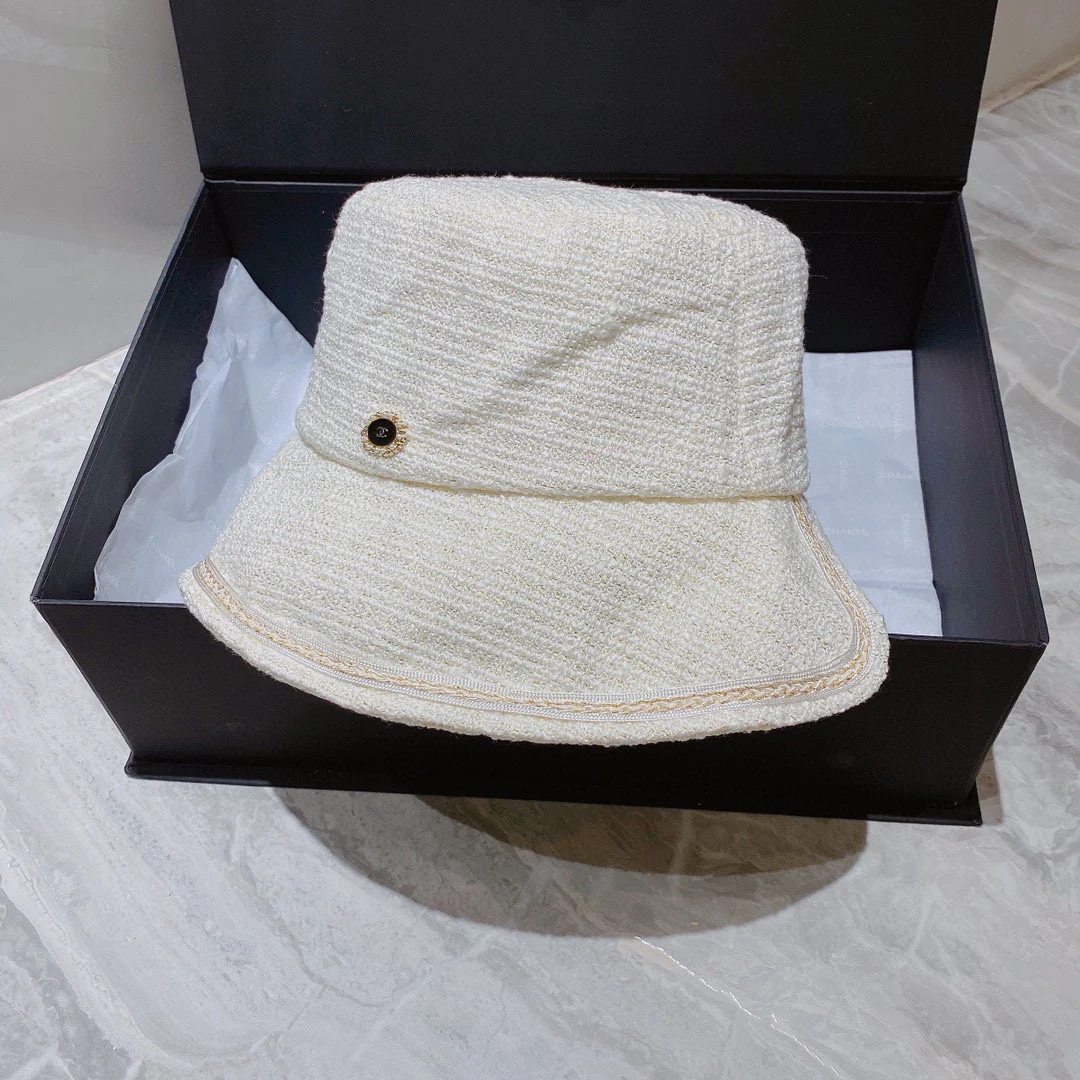 Новая рыбацкая шляпа Chanel 2022 года - белая.