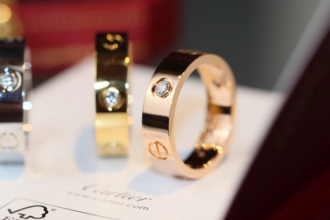 Широкое кольцо Cartier Love с 3 бриллиантами