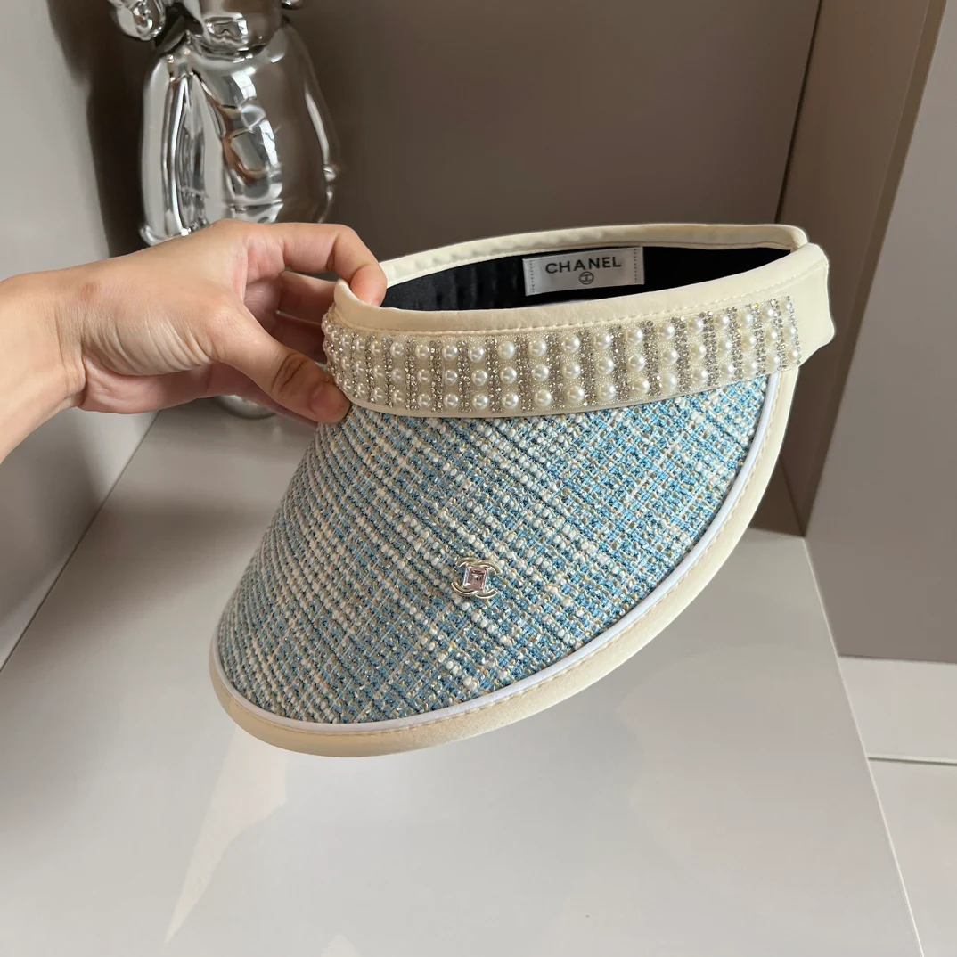 Солнцезащитная шляпа Chanel, украшенная жемчугом, синяя.