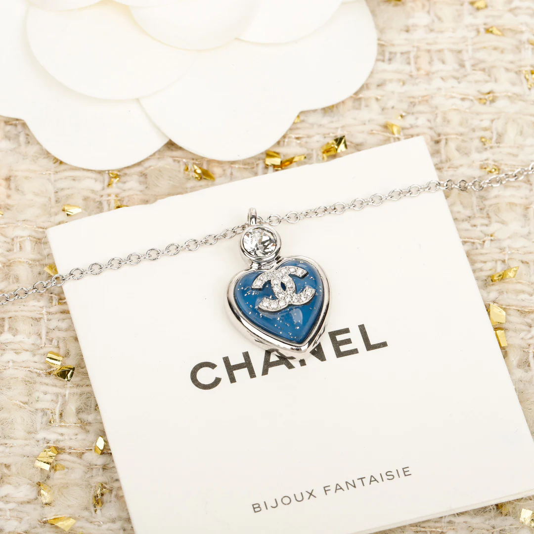 Колье Chanel 25p с сердечком, украшенным стразами, сине-розовое, регулируемая длина.