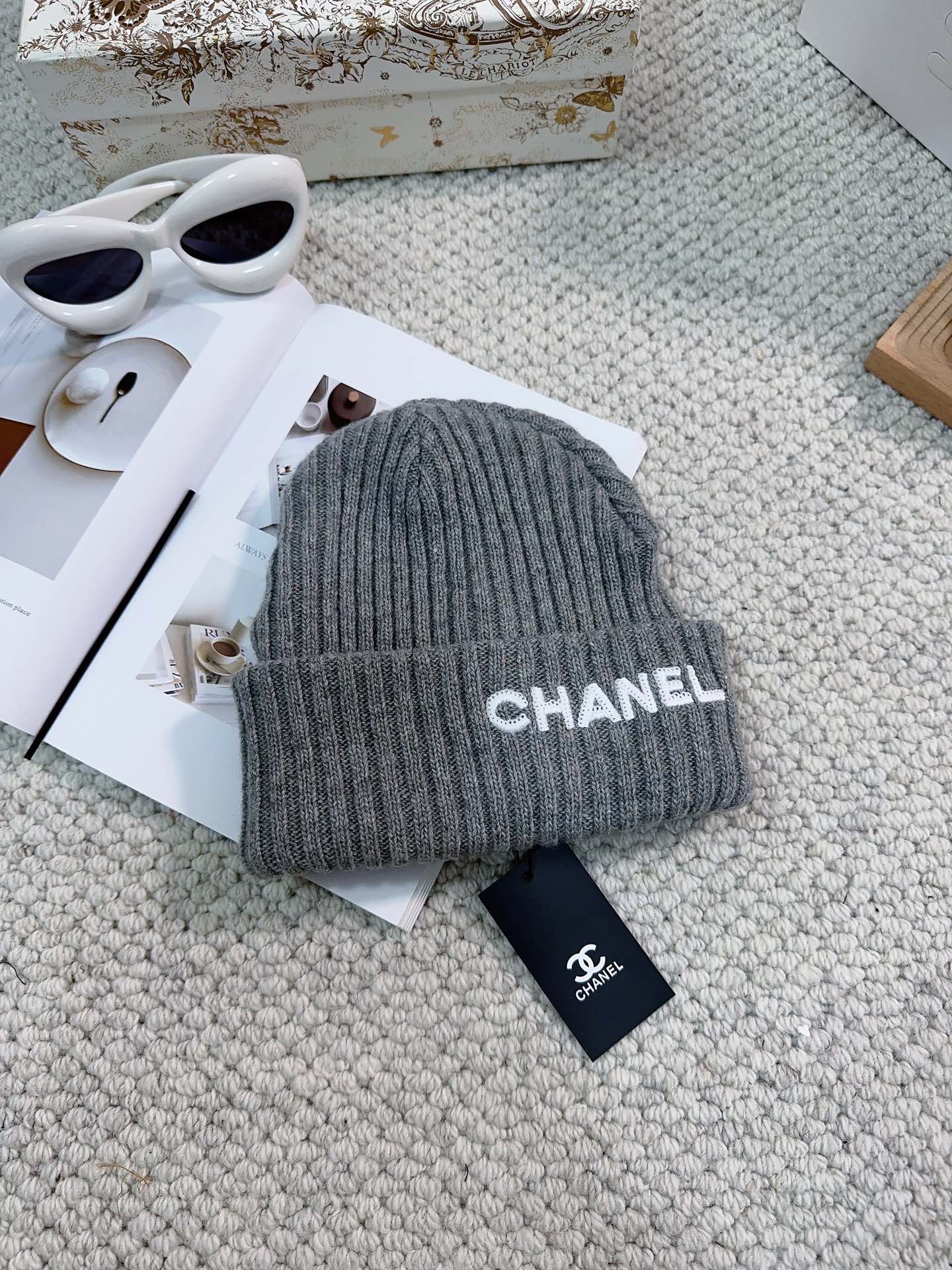 Новая вязаная кашемировая шерстяная шапка Chanel 2023 года с буквенным рисунком - серая.