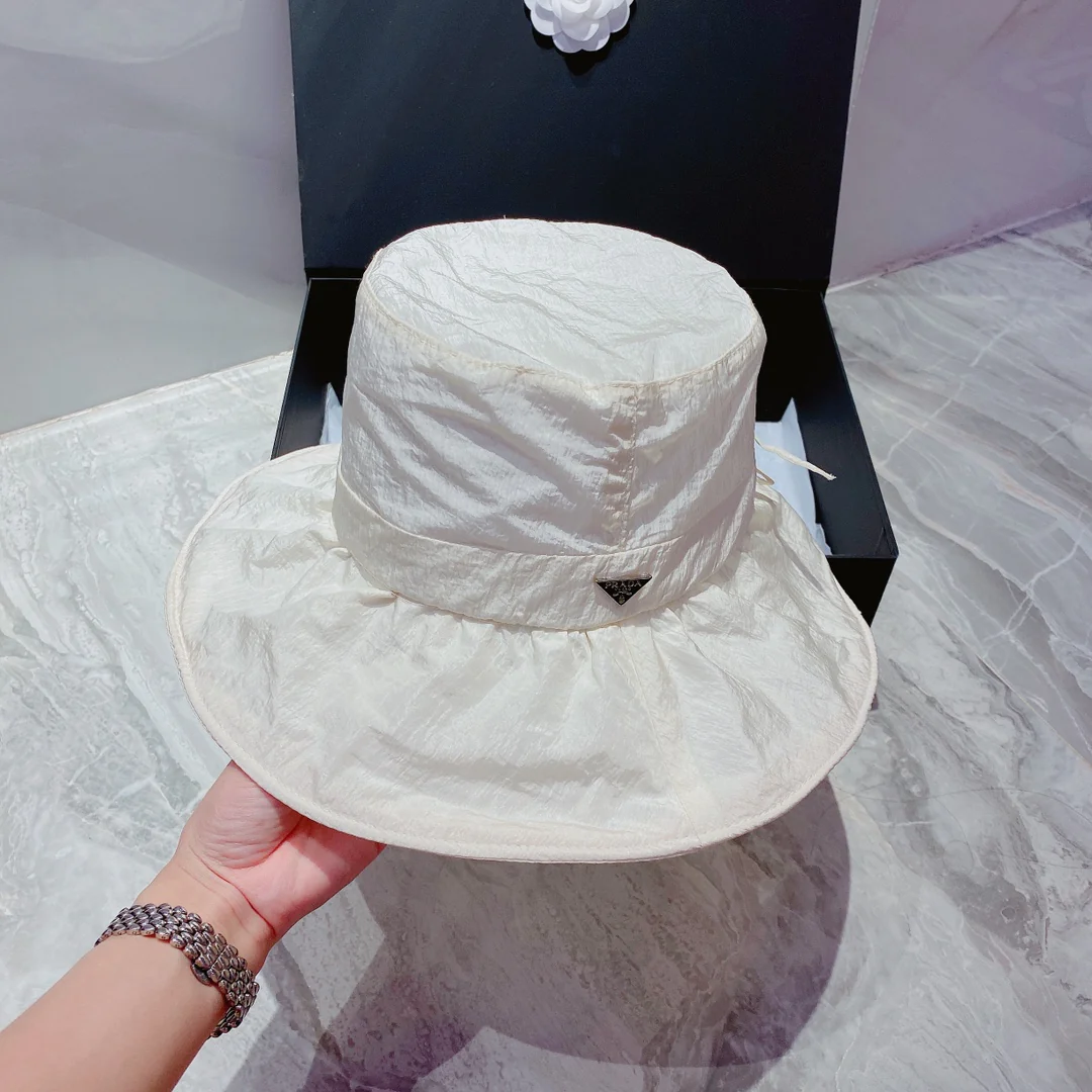Солнцезащитная шляпа Prada из органзы — легкая и дышащая.