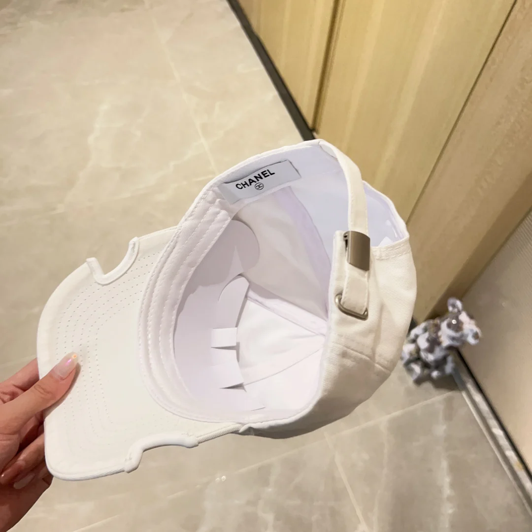 Новинка сезона весна/лето 2023 от Chanel - Бейсболка с неровным козырьком - Белая