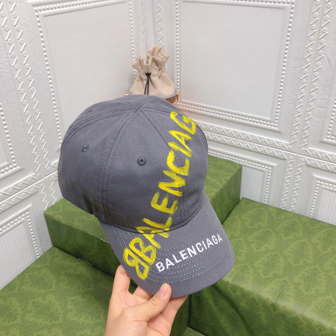 Balenciaga - Бейсболка с эффектом потертости и граффити