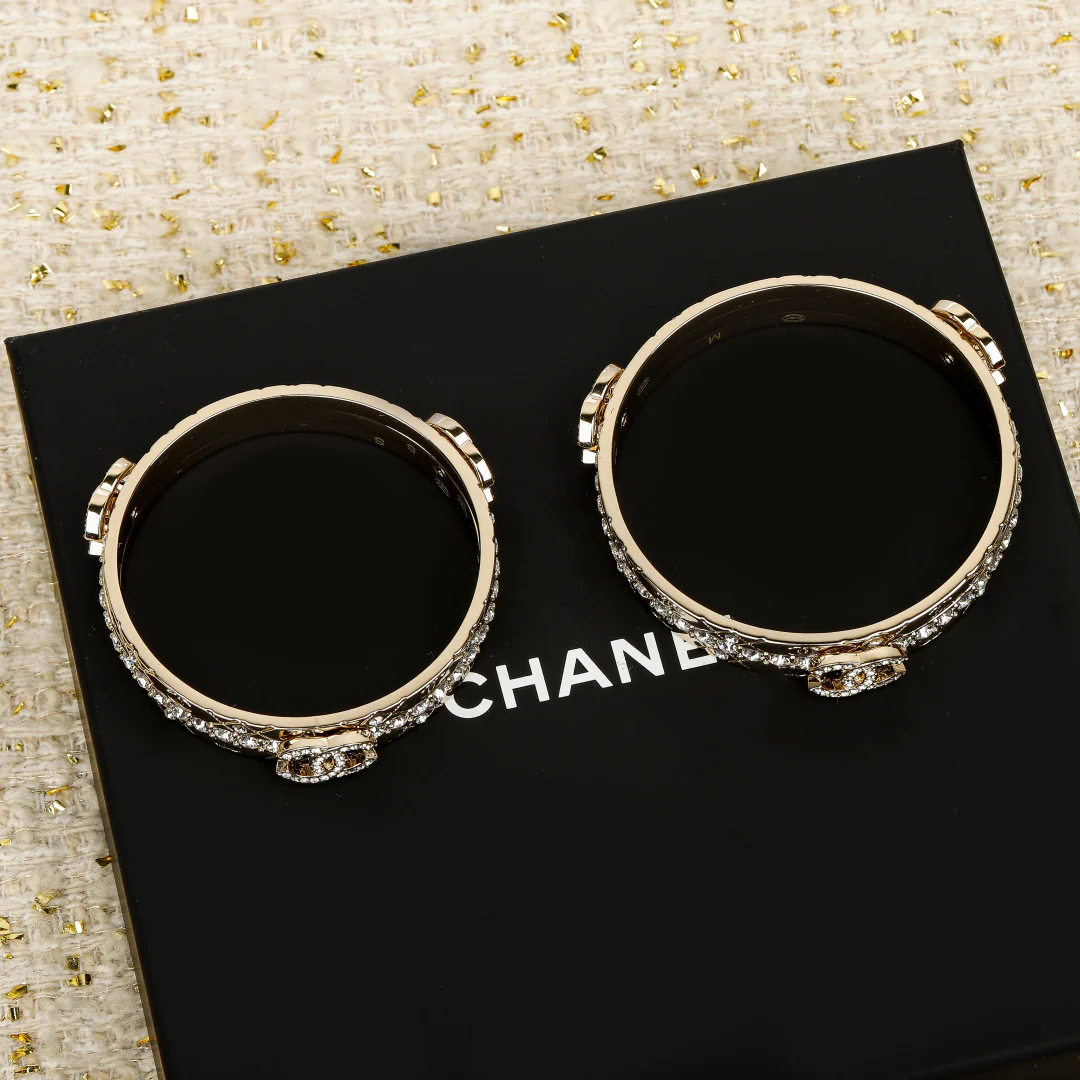 Браслет Chanel ?Три в одном? за 25 пенсов — множество вариантов ношения.