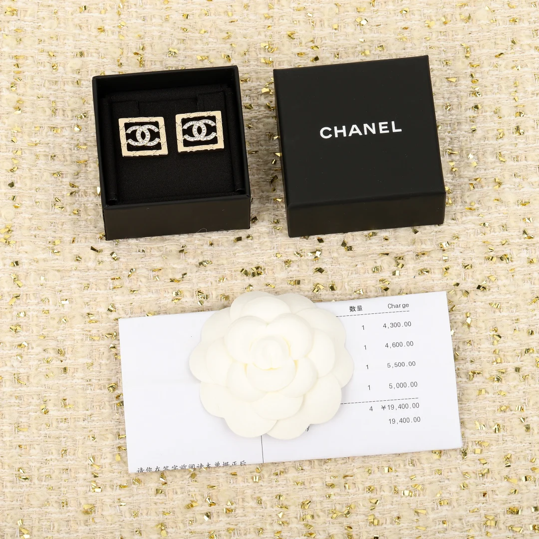 Chanel - Квадратные серьги с выемкой в ??виде двойной буквы С, 25 пенсов