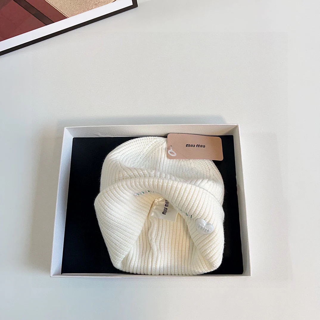 Вязаная шапка Miu Miu с вышивкой - белая