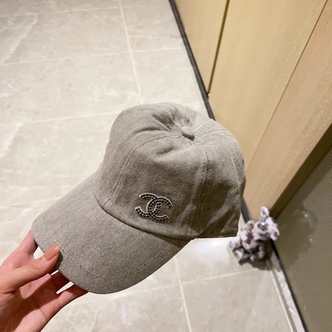 Новая минималистичная бейсболка Chanel 2023 с вышивкой - бежевая.