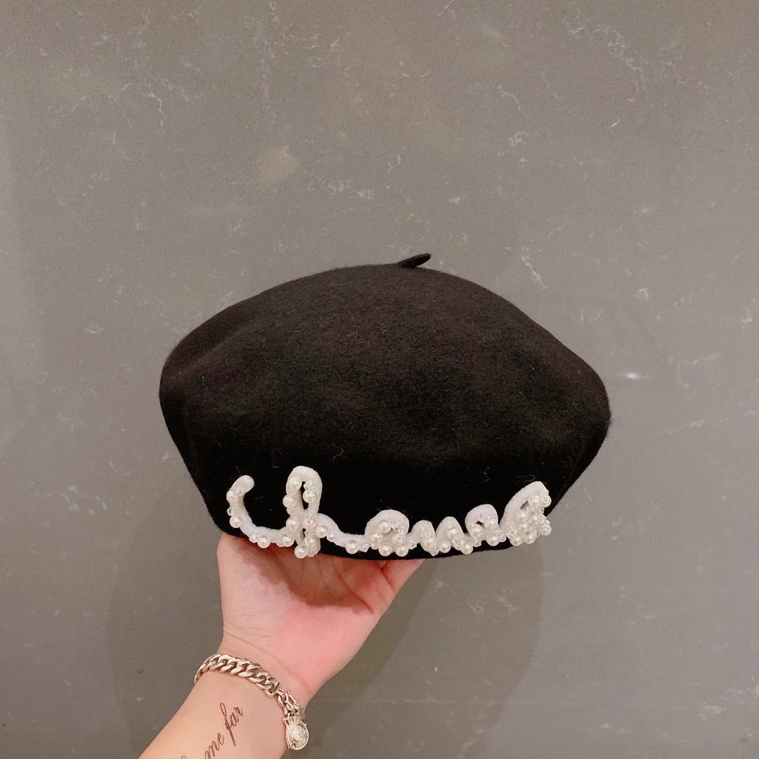 Chanel - Берет из вышитой жемчужной шерсти - Черный
