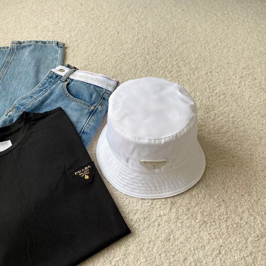 Классическая нейлоновая рыбацкая шляпа Prada - белая