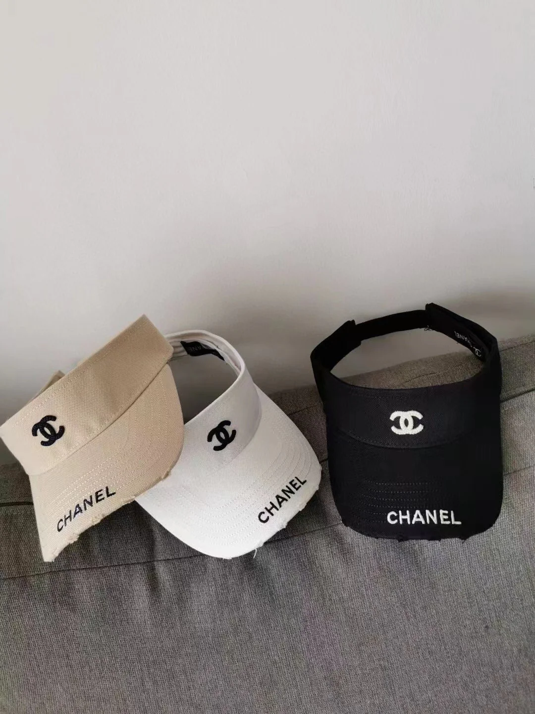 Солнцезащитная шляпа Chanel с открытым верхом - 4