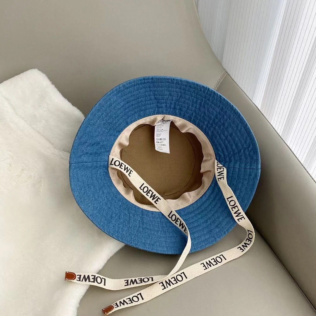 LOEWE - Стильная солнцезащитная шляпа с кожаным узором - Синяя