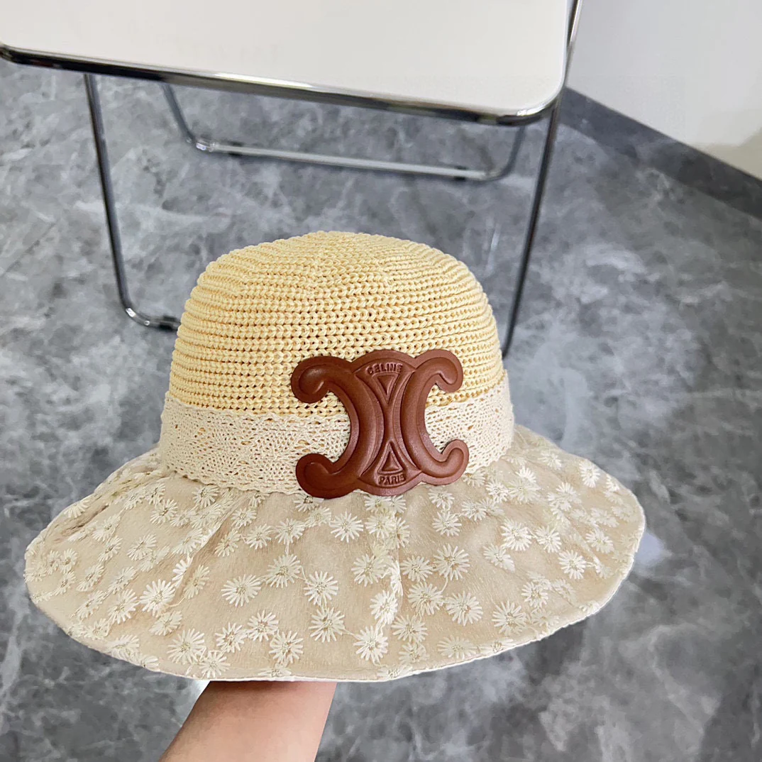 Новая простая и стильная пляжная панама Celine 2024 года — абрикосового цвета.