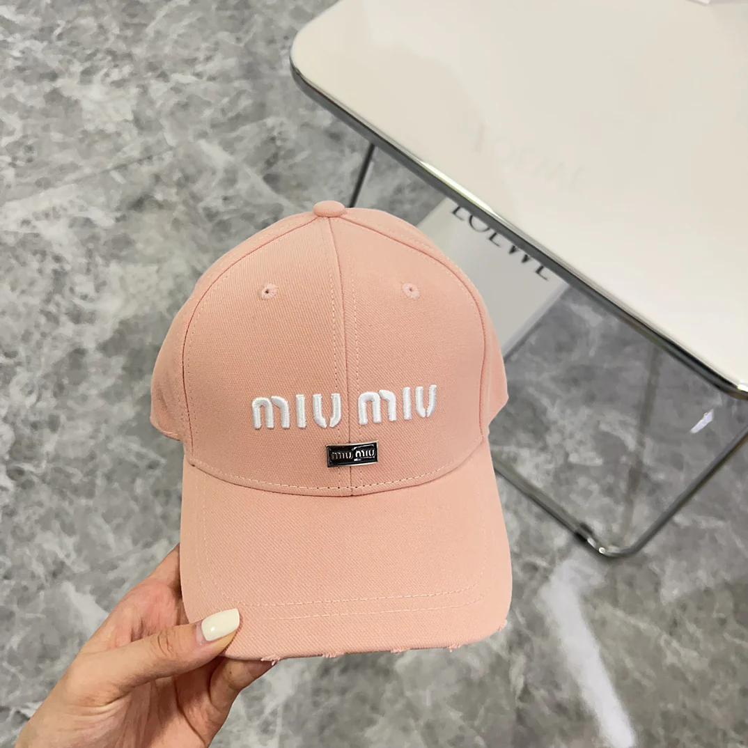 Новая бейсболка Miu Miu 2024 с объемными буквами, розовая.
