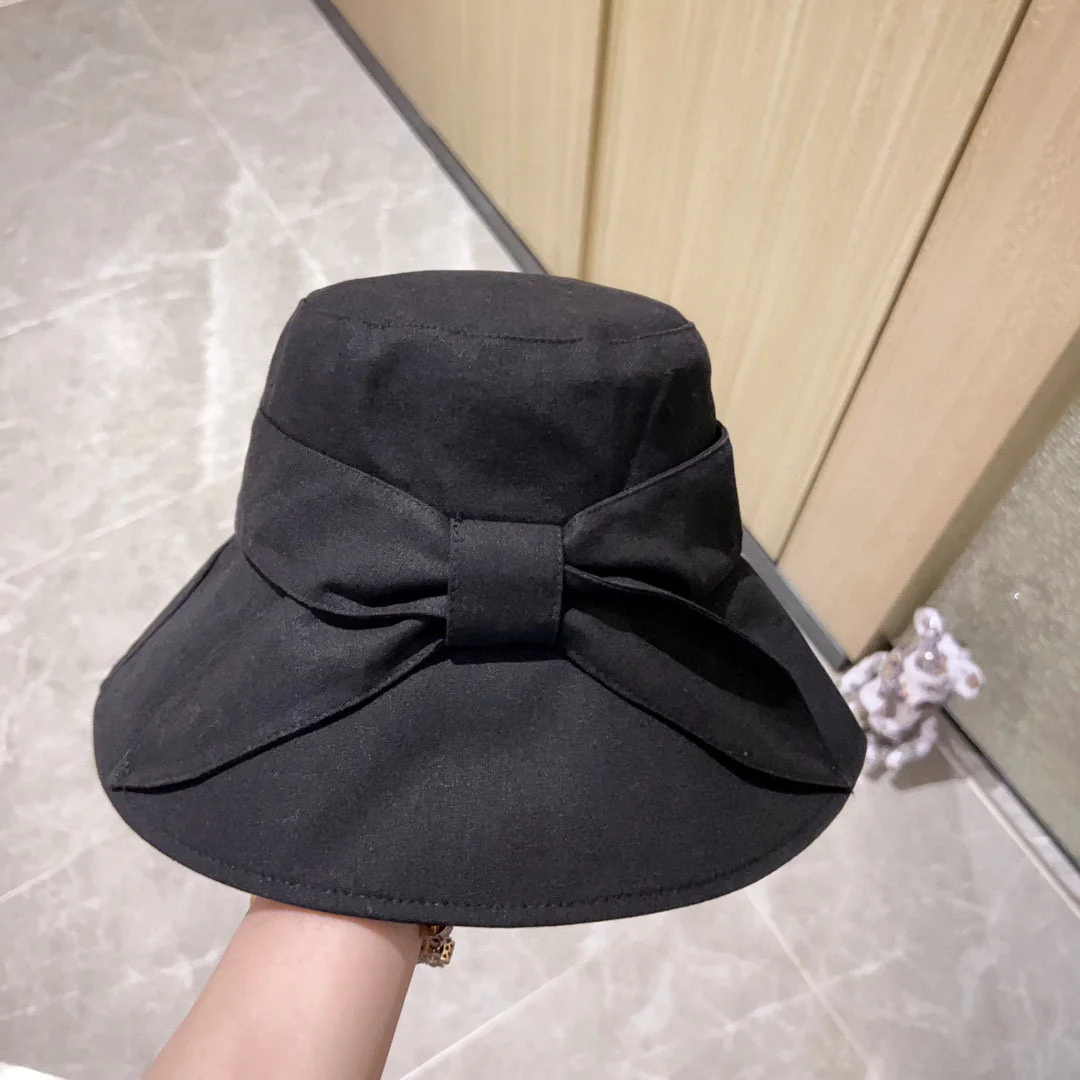 Новинка сезона весна/лето 2023 от Chanel - Рыбацкая шляпа со стразами - Черная