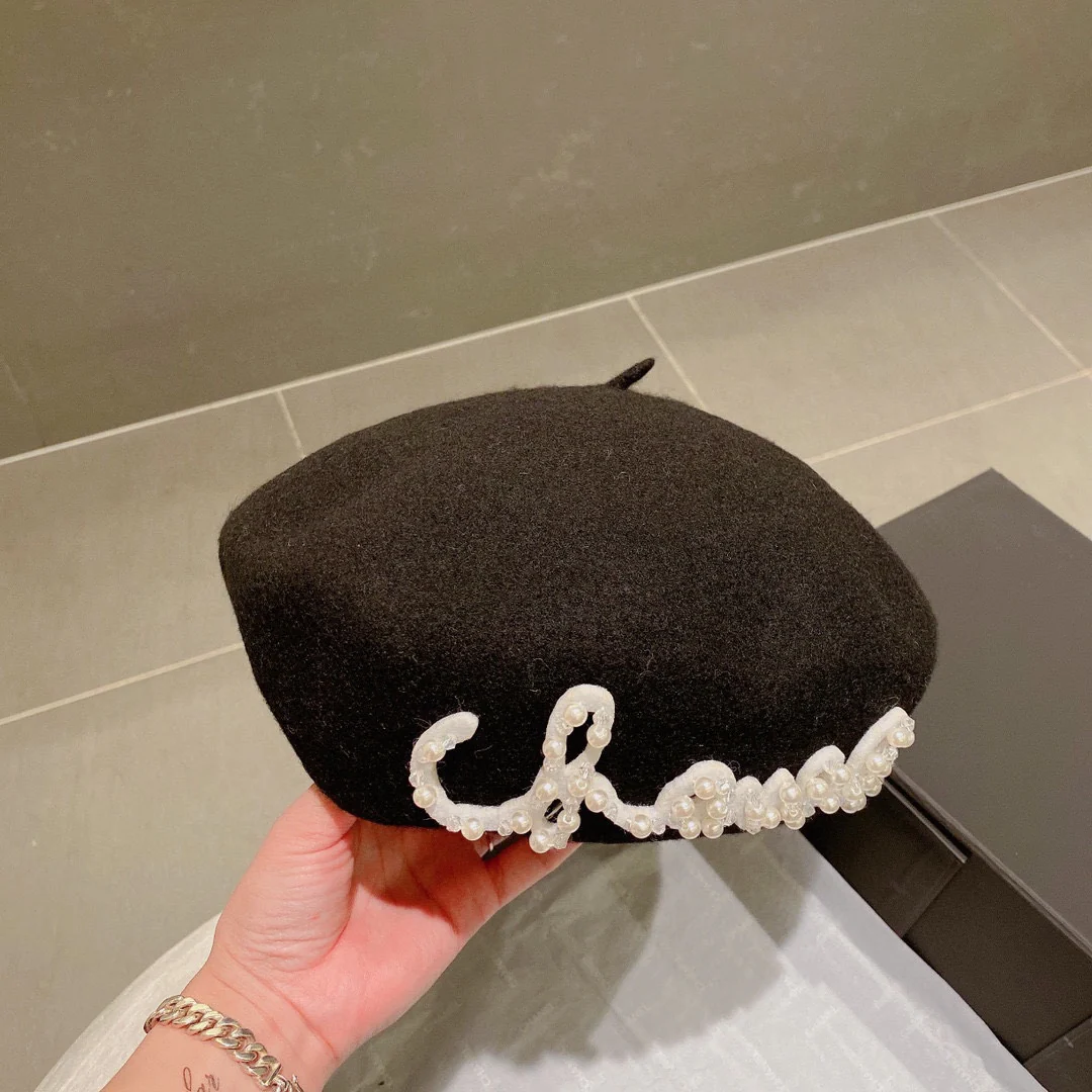 Chanel - Берет из вышитой жемчужной шерсти - Черный