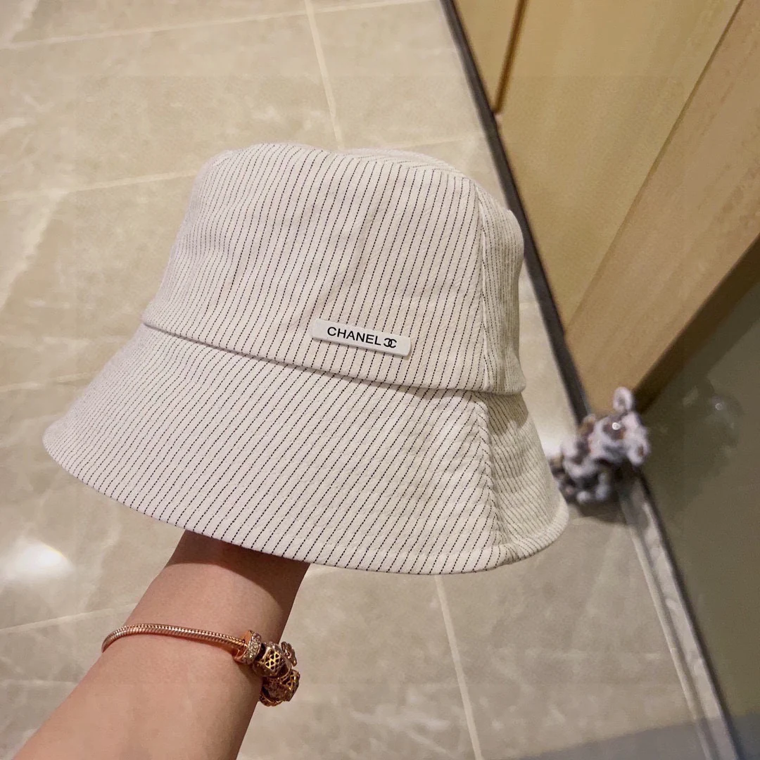 Новинка сезона весна/лето 2023 от Chanel - Полосатая рыбацкая шляпа - Белая
