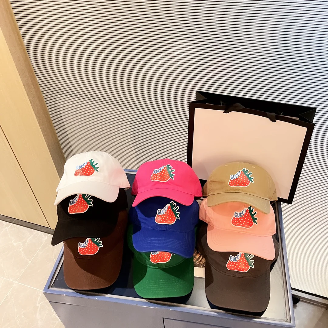 Бейсболка Gucci с клубничным узором