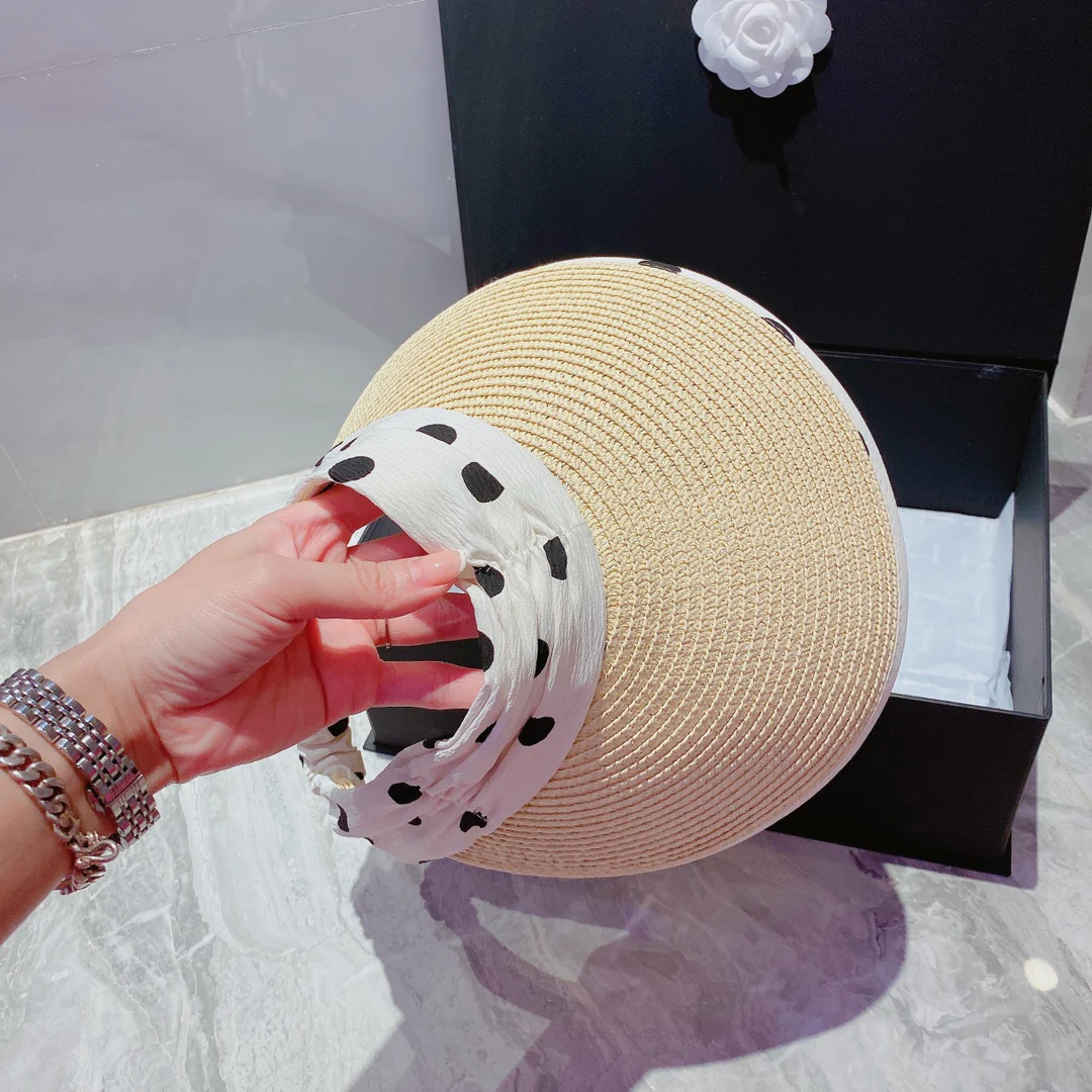 Dior — Солнцезащитная шляпа в горошек в стиле ретро — 1