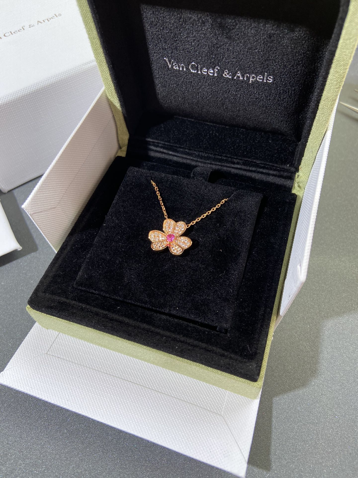 Van Vuitton - Колье 140