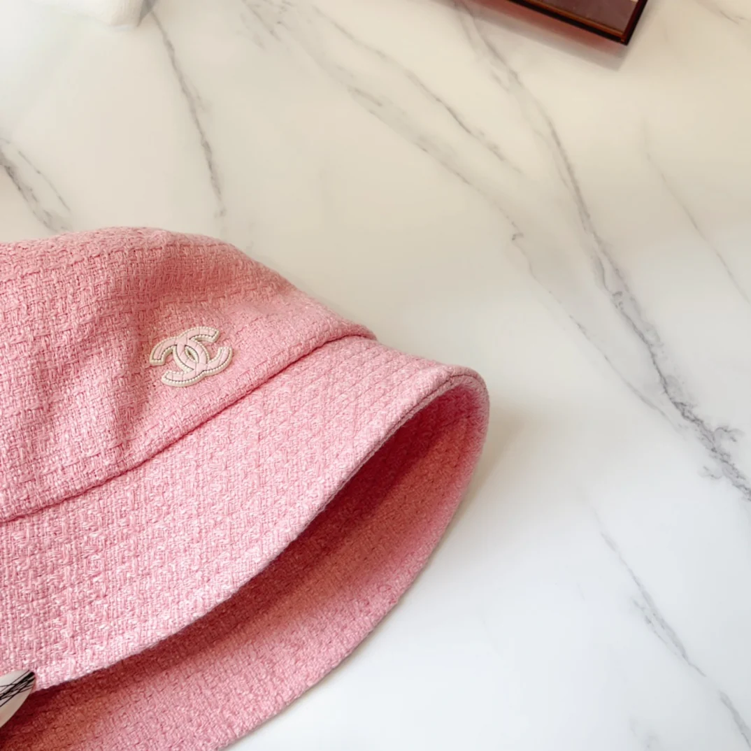 Новинка сезона осень/зима 2023 от Chanel — розовая плетеная рыбацкая шляпа.