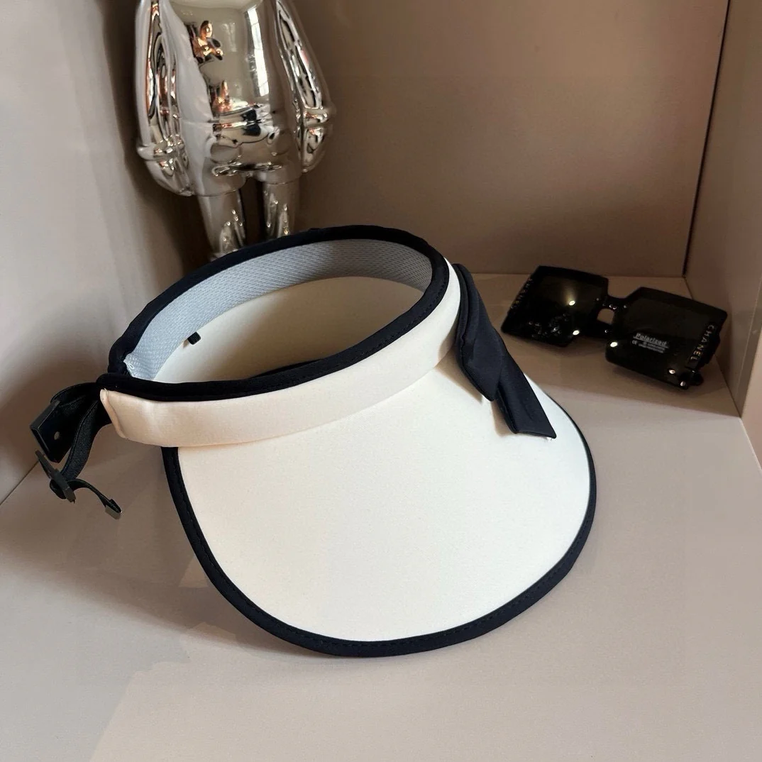 Chanel - Минималистичная солнцезащитная шляпа с бантом и цветовыми блоками - белая