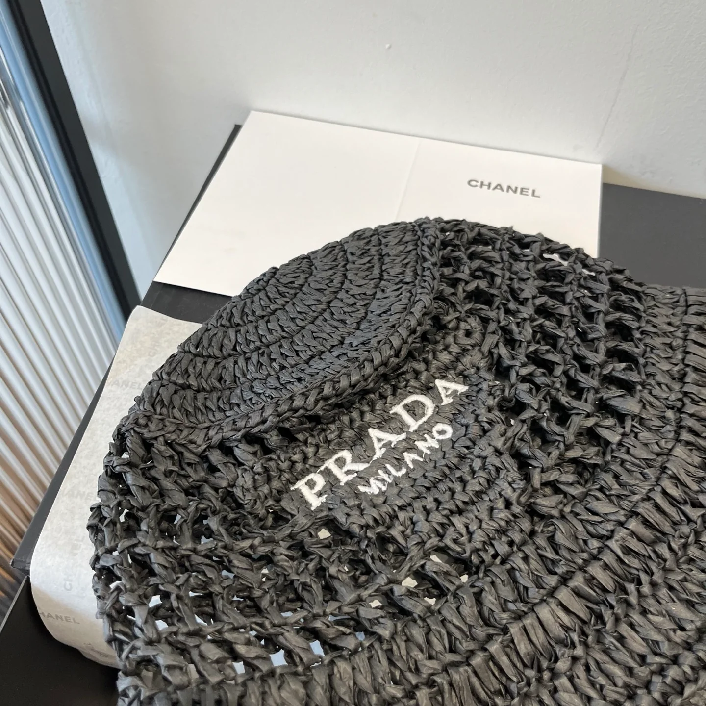 Prada - Ажурная плетеная рыбацкая шляпа - Черная