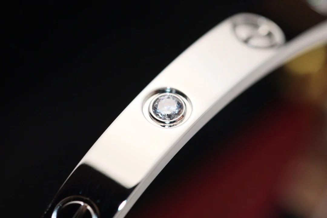 Широкий браслет Cartier Love из белого золота с 4 бриллиантами.