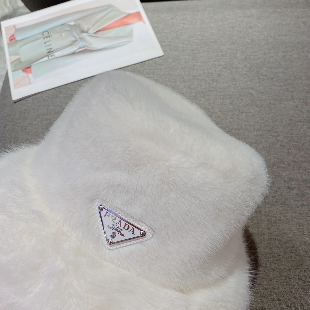 Prada - Толстая рыбацкая шапка из норки, белая