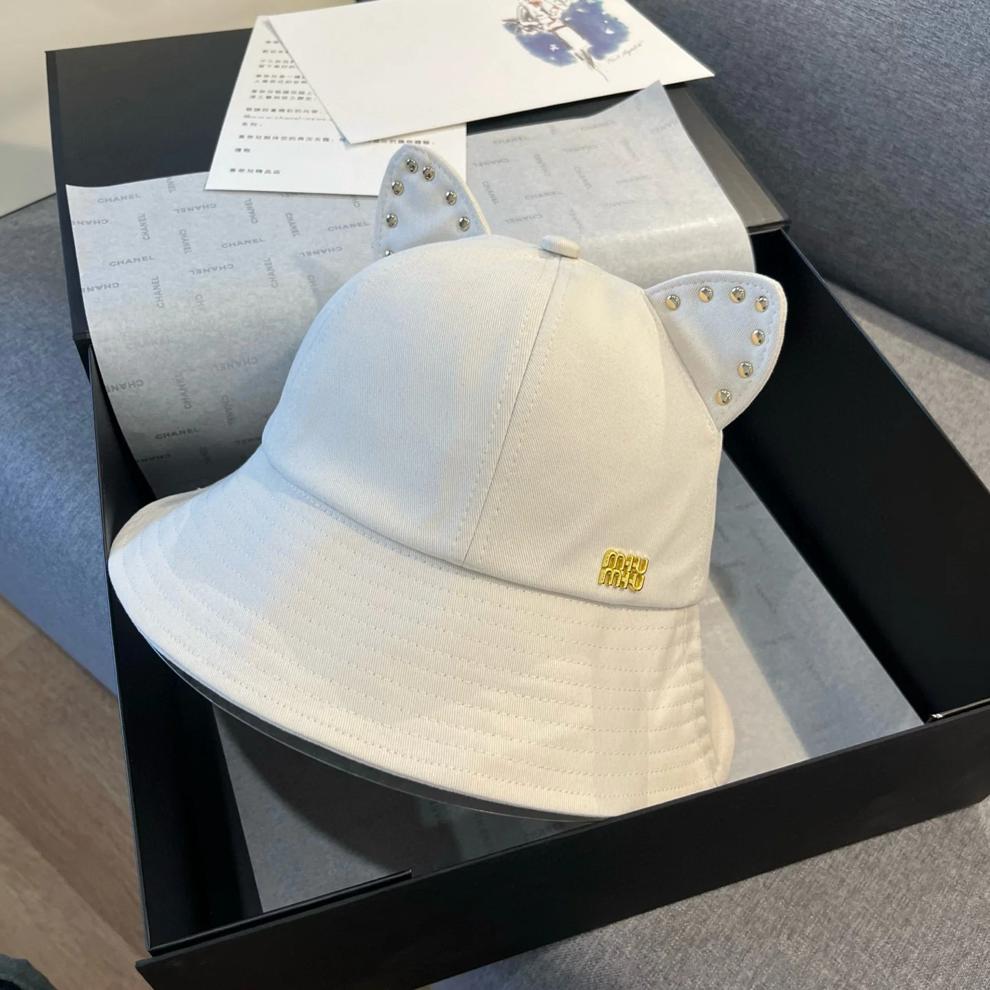 Рыбацкая шляпа Miu Miu с кошачьими ушками - белая