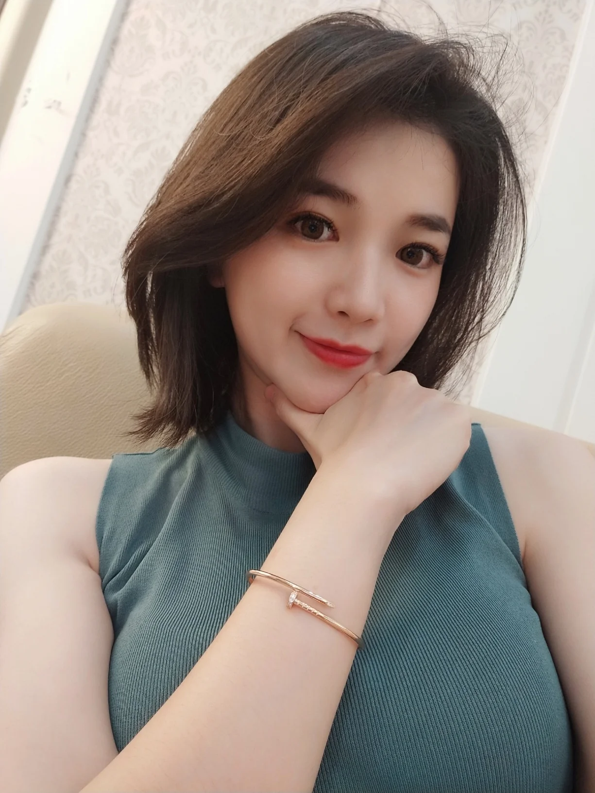 Браслет Cartier ?Гвоздика? — розовое золото с бриллиантами в половинках бриллиантов.