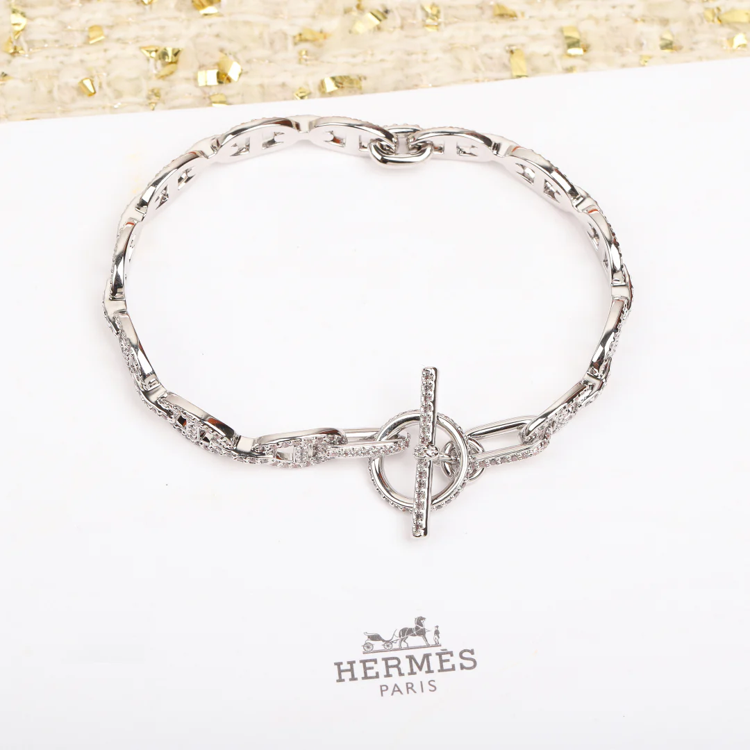 Браслет Hermes ?Копытце свиньи?, полностью украшенный бриллиантами, артикул 2506013.