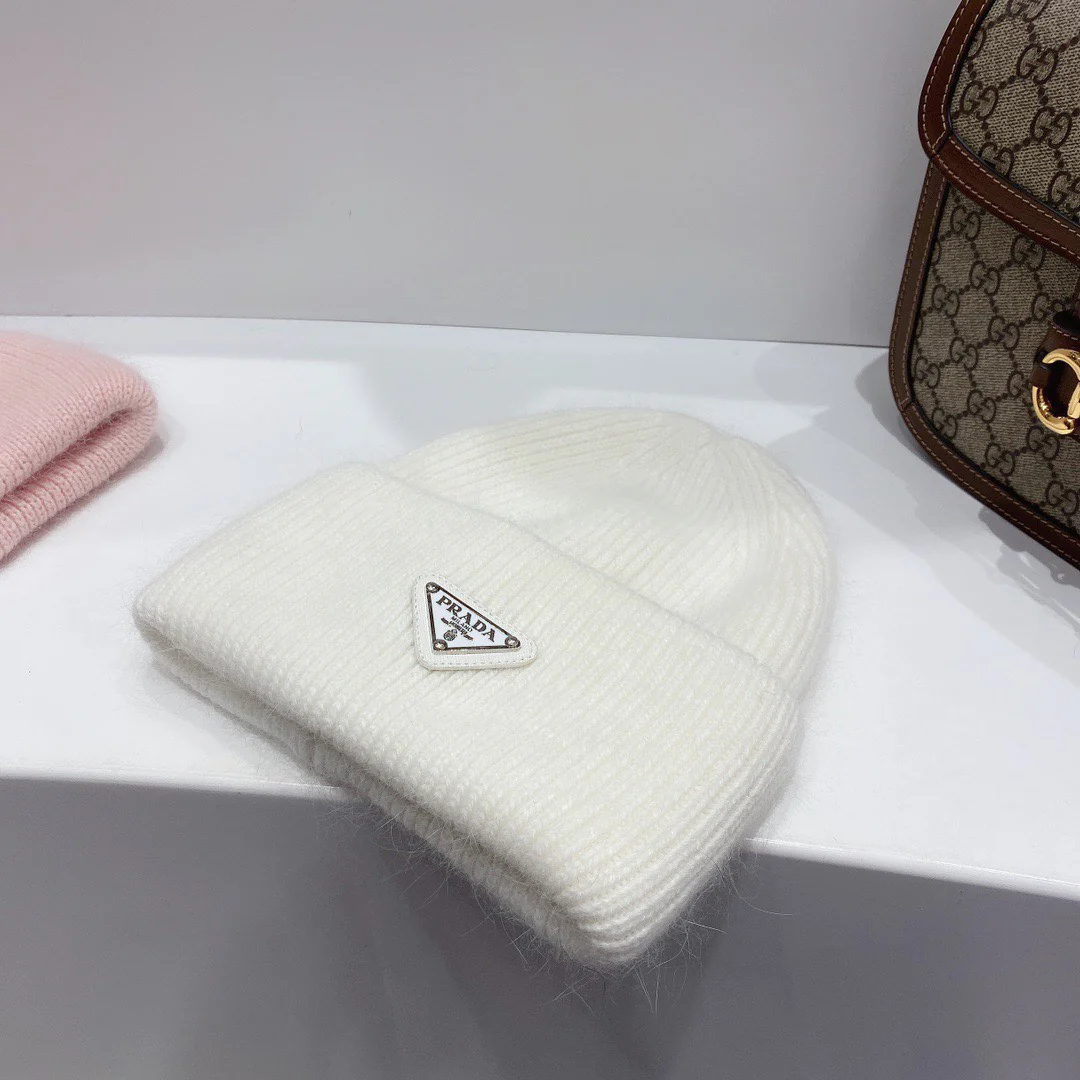 Вязаная шапка Prada из ангорского кроличьего меха и шерсти - белая.