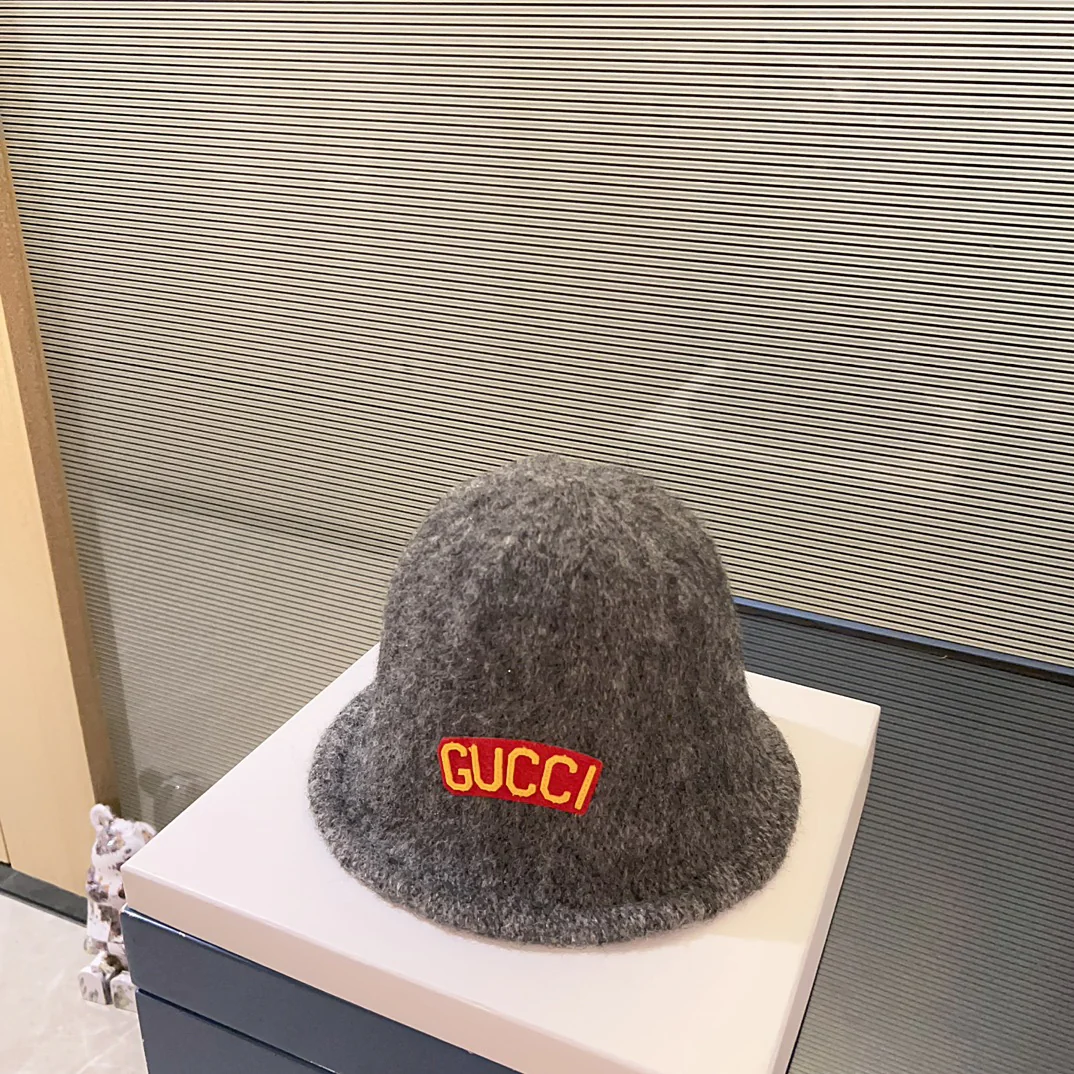 Новая кашемировая рыбацкая шляпа Gucci из коллекции осень/зима 2023 — темно-серая.
