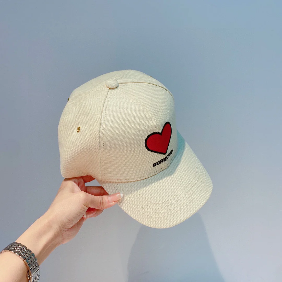 Burberry - Бейсболка с вышитым сердцем