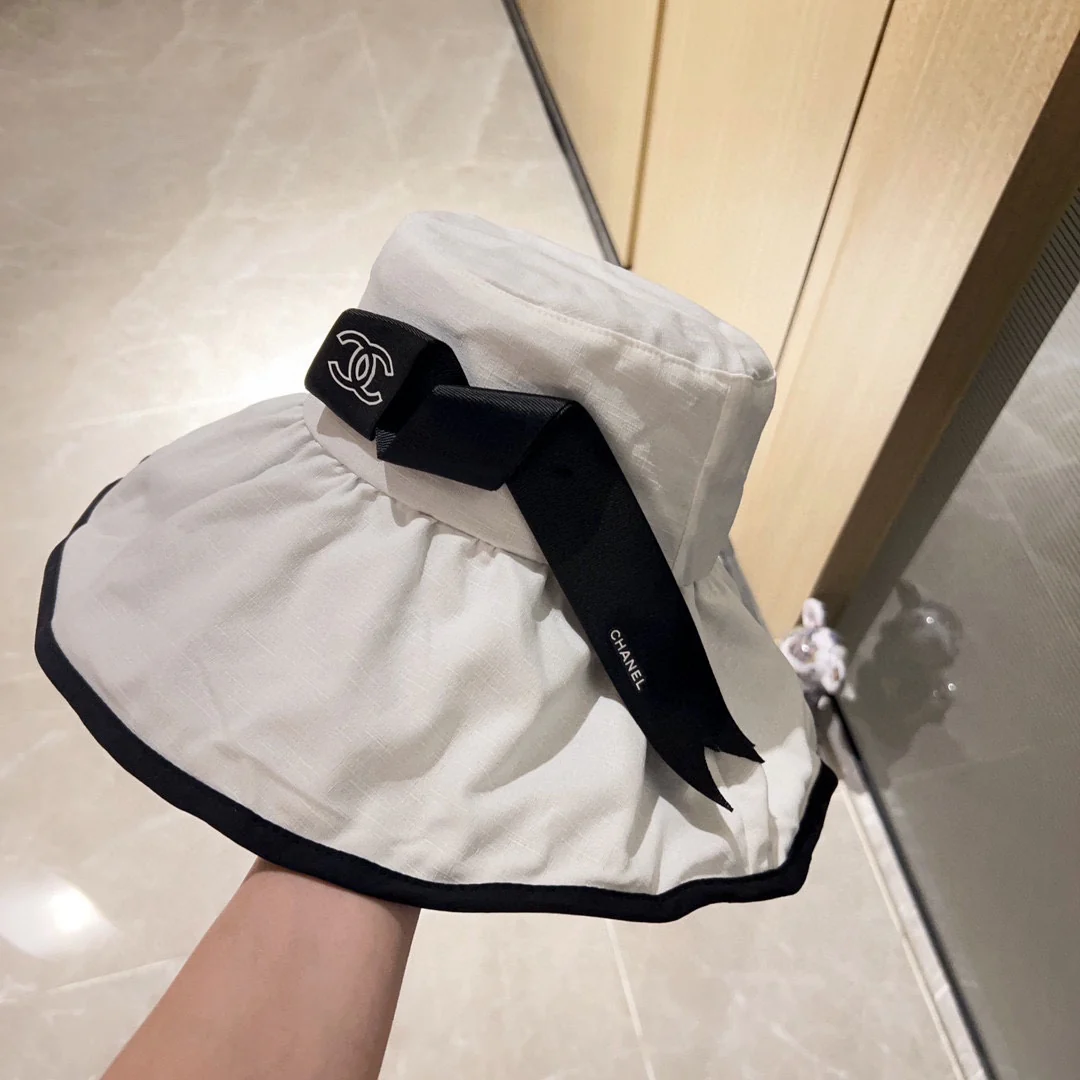 Новая элегантная широкополая рыбацкая шляпа Chanel 2023 года с мятой отделкой — белая.