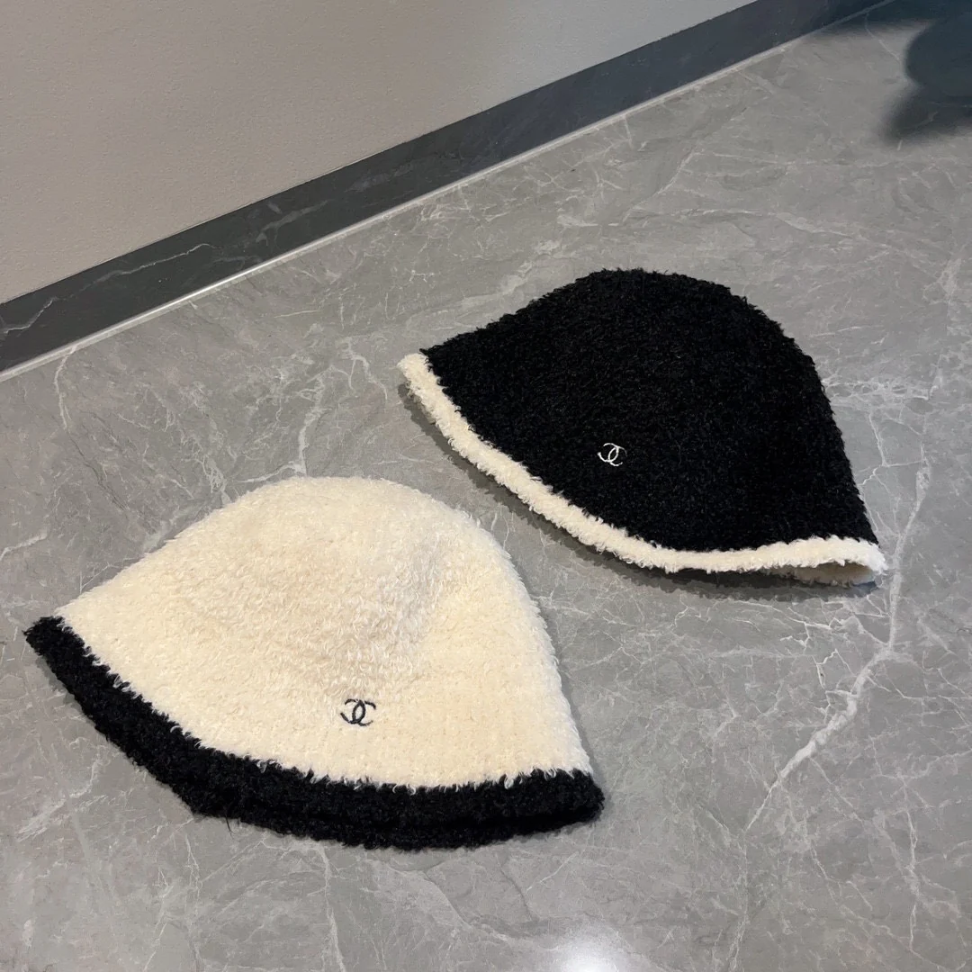 Новая модель меховой рыбацкой шляпы Chanel из осенне-зимней коллекции - белая.