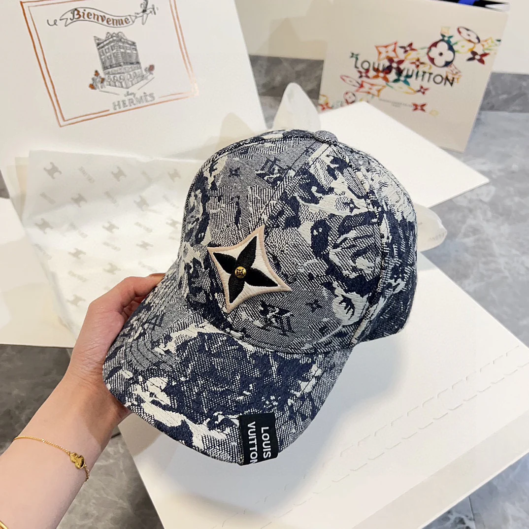 LV - Новинка - Бейсболка с фактурной поверхностью и плотной инкрустацией