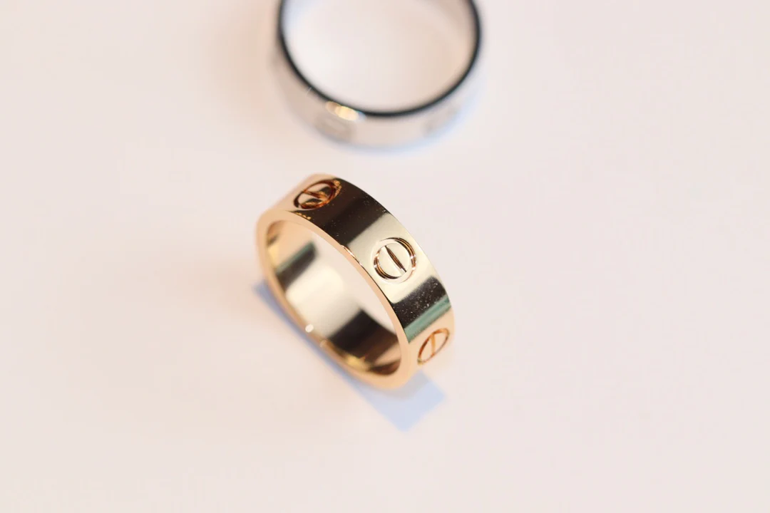 Тонкое кольцо Cartier Love с бриллиантом-солитером