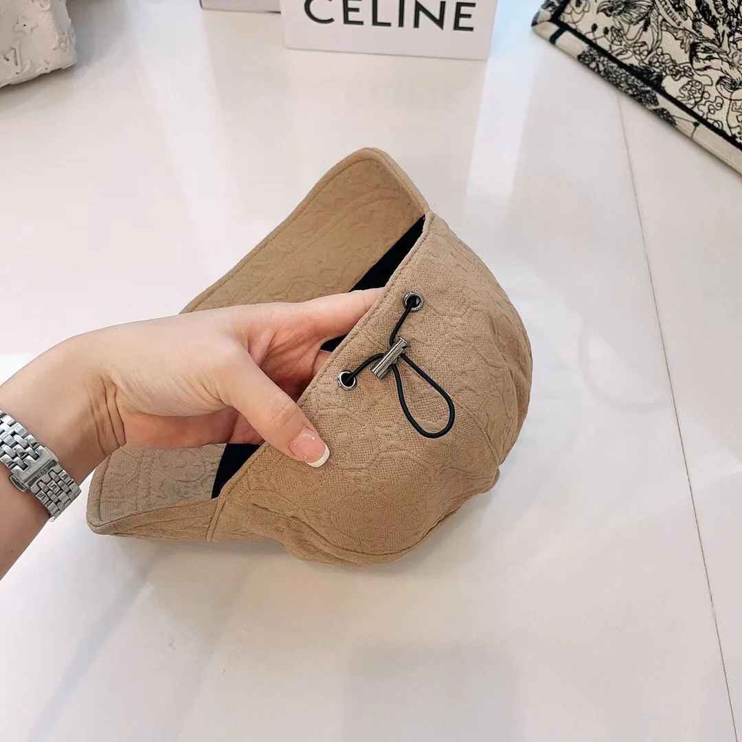 Бейсболка LV с рельефным рисунком