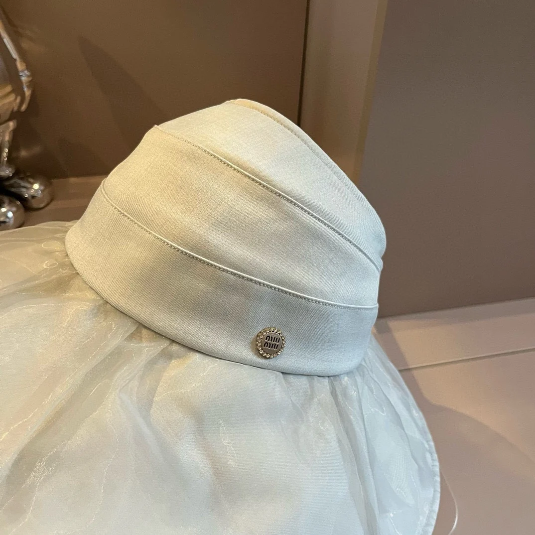 Miu Miu - Новая элегантная и свежая солнцезащитная шляпа 2024 года - белая.