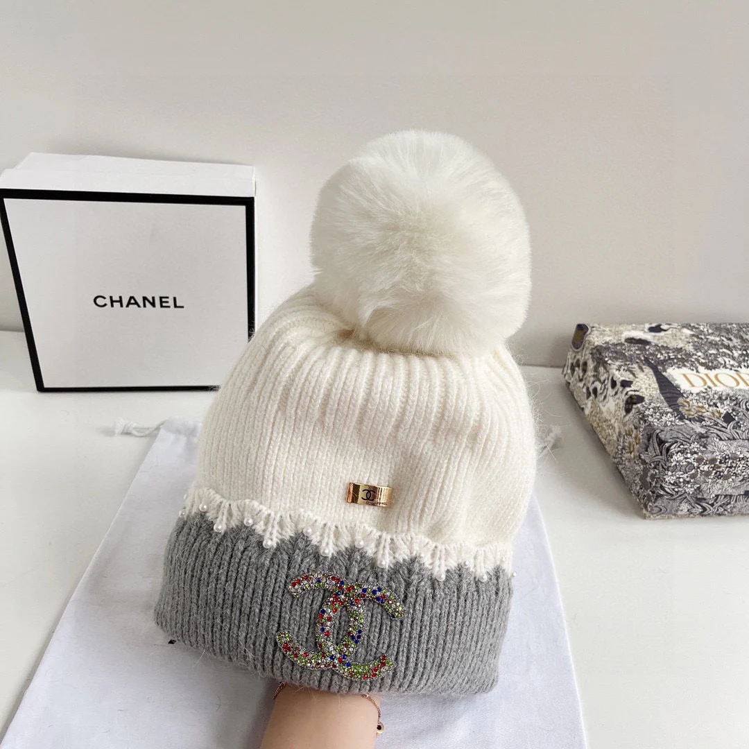 Вязаная шапка Chanel с помпоном